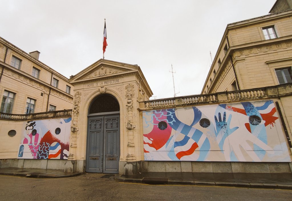 🇨🇵 L'hôtel de la Préfecture du #Calvados se pare d'une fresque aux couleurs du 80ème anniversaire du Débarquement et de la Libération de la #Normandie.
Cette création est l'œuvre du street artiste caennais Solice.
#dday #dday80 #caen #caenlamer #art @Prefet14 @CaenOfficiel