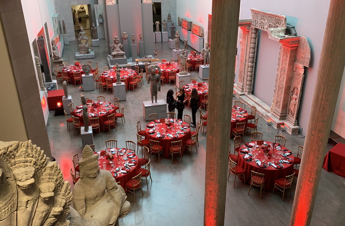 JMCambaceres's tweet image. Dîner gala ouverture année de la #Chine au @MuseeGuimet. Visite des installations «Gardiens du temps» de @jiangqionger, exposition «#TangHaywen, un peintre chinois à #Paris». Dîner dans la «galerie  cambodgienne ». Présidente @LintzYannick accueille invités Chinois et Français.