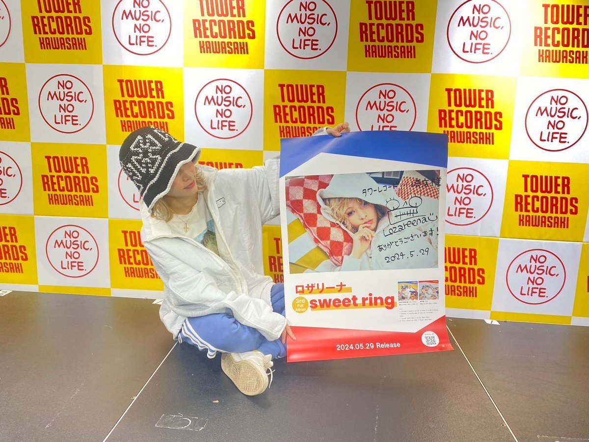 loza_reena's tweet photo. タワーレコード川崎店
@TOWER_Kawasaki 💍*･

ありがとうございました𖤥𖤘⋆*

#あぶ刑事 看板にはしゃぐロザ📸

✦アルバム詳細
https://t.co/EayOxTbdpH

✦各音楽配信サイト
https://t.co/a6cw7TuSSt

#ロザリーナ #sweetring https://t.co/q9tWHamauV