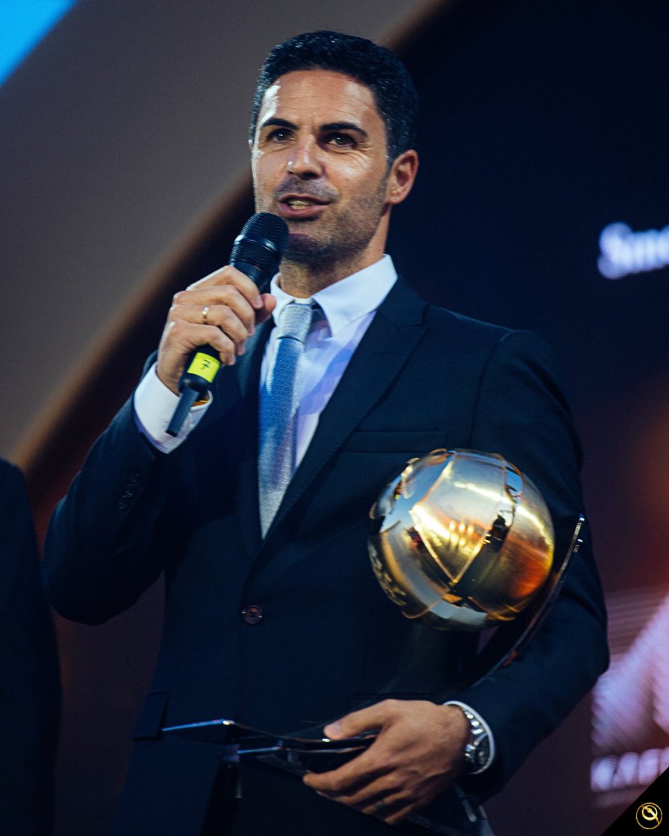 Globe_Soccer's tweet photo. ✨ @Arsenal manager Mikel Arteta receives the Best Coach Premier League Award from former Arsenal captain Cesc Fàbregas at the @KAFD #GlobeSoccer Awards Europe Edition ceremony ❤️🏆

@m8arteta https://t.co/Mnw0XuXrN2