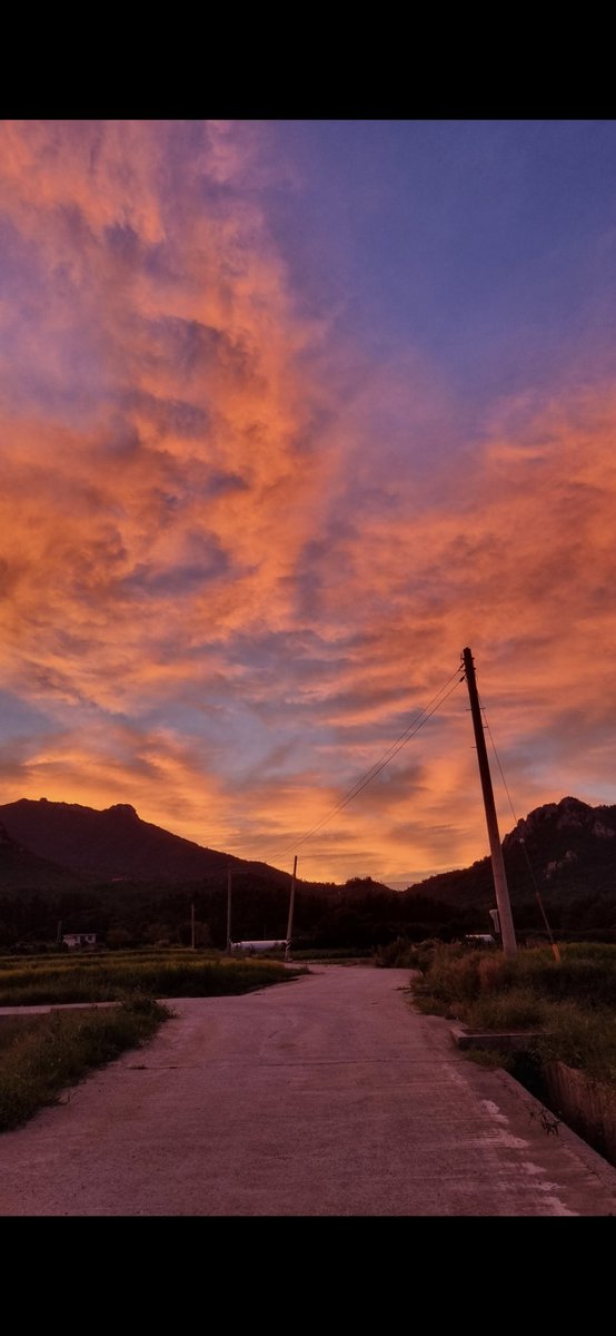 우리나라에서도 이런 노을 볼 수 있네요.
해남 두륜산입니다. 
오늘 당진으로 넘어갑니다.
주말별장에서 금요일 몇커플 모임해 볼까요? 

글구 오늘은 일년에 몇번 안되는 제가 필 받는 날이라 물건 좋고 비주얼되는 쏠남과
한잔 하고싶네요. 자기소개,사진같이 보내
주실분만 dm주세요