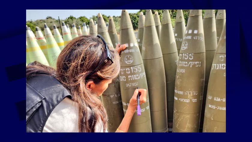 « Achevez-les »
Voilà le message rédigé sur un obus israélien destiné au peuple palestinien par l’ex-candidate républicaine à l'élection présidentielle américaine Nikki Haley. 
La honte. 
Ces gens doivent finir en prison. 
Ce sont des génocidaires.