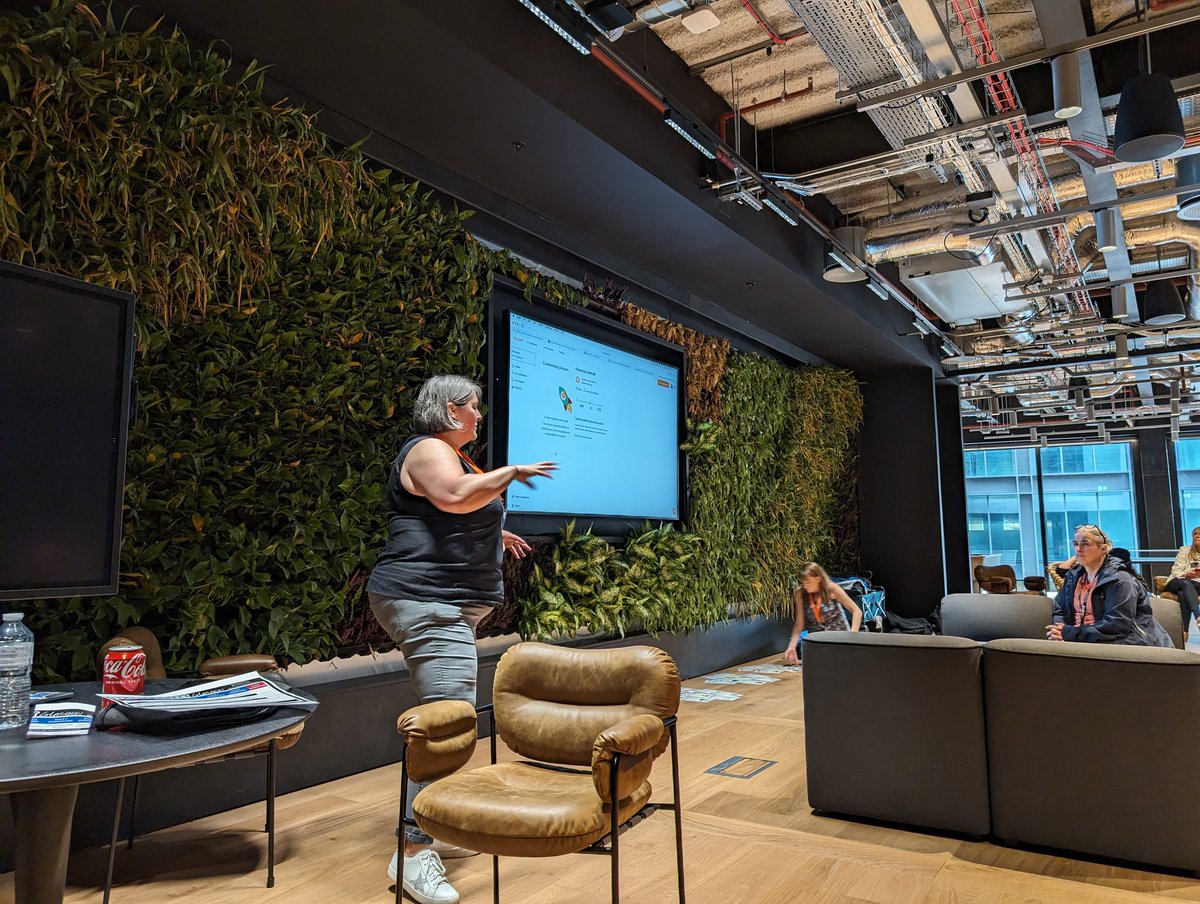 Great evening <a href="/jpmorgan/">J.P. Morgan</a> Glasgow HQ with <a href="/stacshq/">Scottish Teachers Advancing Computing Science</a> cheering on <a href="/Mari_Clare/">Mari-Clare</a> and Ben while learning about Mearns Masters... And hearing from <a href="/AJOBPickard/">Amanda Pickard 🙋🏻‍♀️ #weeponder 🧐</a> and <a href="/LauraKeeney01/">Laura Di Pasquale</a> and their thoughts on AI 🌟😍🌟