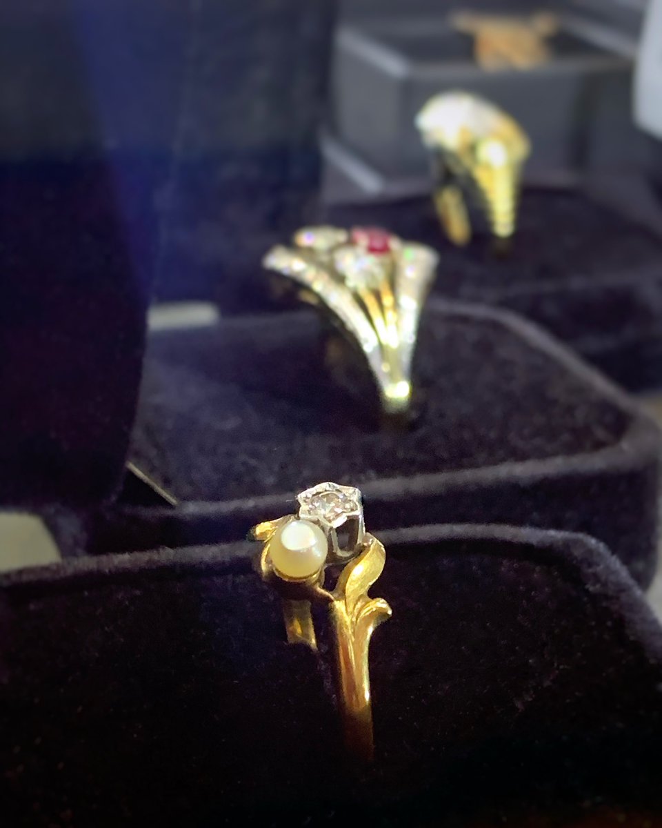 Jewelry is like the perfect spice: it always complements what’s already there 💍✨- Diane von Furstenberg

#antiquariato #antiques #antiquestore #jewels #jewelry #bijoux #antiquejewels #bijouxanciens #venise #venezia #venice #venecia #venedig
