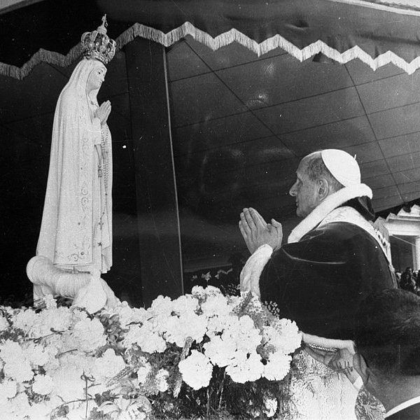 Maggio con S. Paolo VI. La Madonna è in Paradiso [...]. Col Signore, diventa madre della Chiesa, madre dell’umanità. Per trovarla davvero vicina, ciascuno può dire: «è madre mia, posso ricorrere a Maria perché ha il cuore anche per me». (Omelia 15/07/1977)