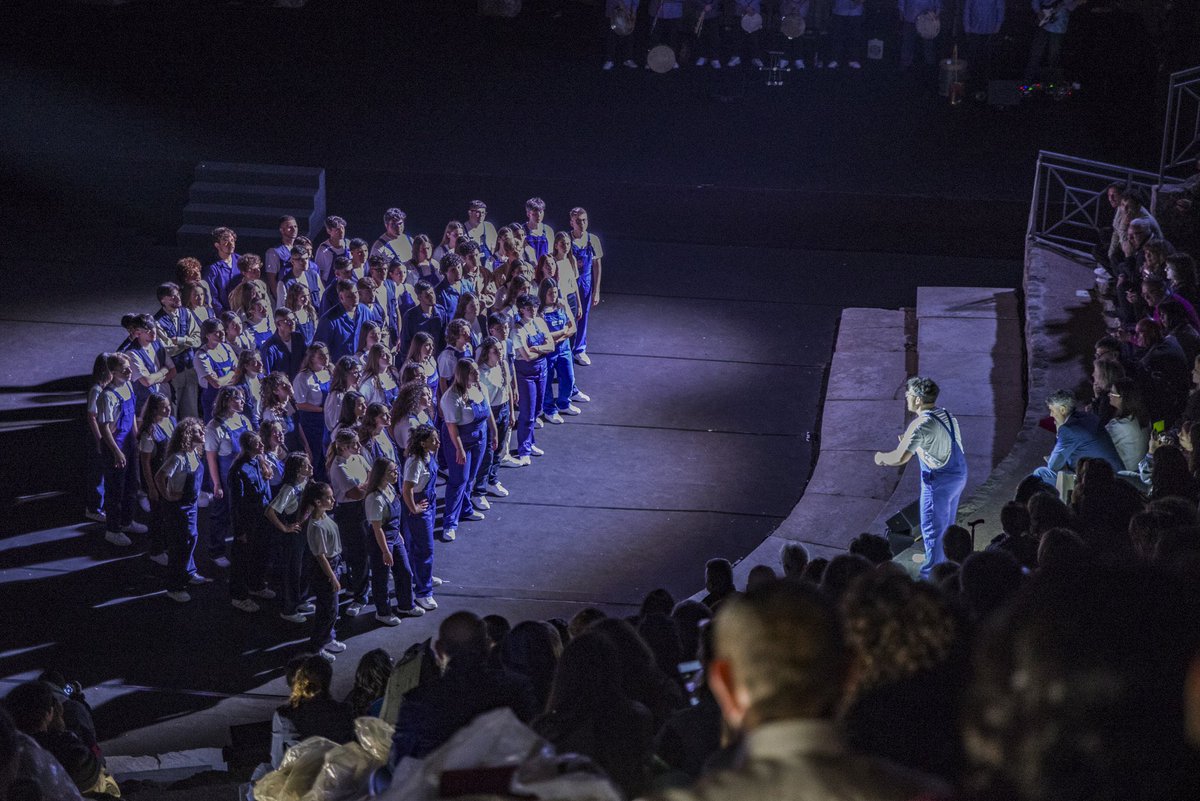 TeatroAlighieri's tweet image. #ravennafestival35
«𝒫𝓁𝓊𝓉ℴ, 𝓊𝓃𝒶 𝒻𝒶𝓋ℴ𝓁𝒶 𝒸ℴ𝓂𝓂ℴ𝓋ℯ𝓃𝓉ℯ 𝓈𝓊𝓁𝓁ℯ 𝒾𝓃ℊ𝒾𝓊𝓈𝓉𝒾𝓏𝒾ℯ 𝒸𝒽ℯ 𝒹𝒾𝓁𝒶𝓃𝒾𝒶𝓃ℴ 𝓁𝒶 𝓉ℯ𝓇𝓇𝒶» #ℳ𝒶𝓇𝒸ℴℳ𝒶𝓇𝓉𝒾𝓃ℯ𝓁𝓁𝒾

È l’ultima commedia delle 11 che ci restano di #Aristofane. 80 studenti in scena