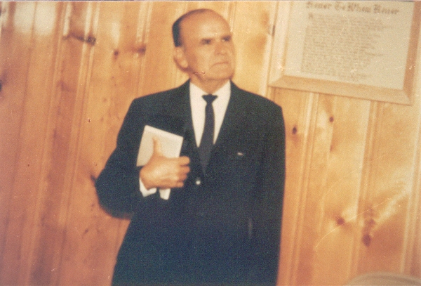 Frère #Branham dit :

“Peu m’importe la manière dont vous vous habillez, la manière dont vous vous comportez, le genre de maison que vous habitez, le genre de voiture dans laquelle vous roulez, si vous n’êtes pas né de la puissance et de l’Esprit de Jésus-Christ ressuscité, vous