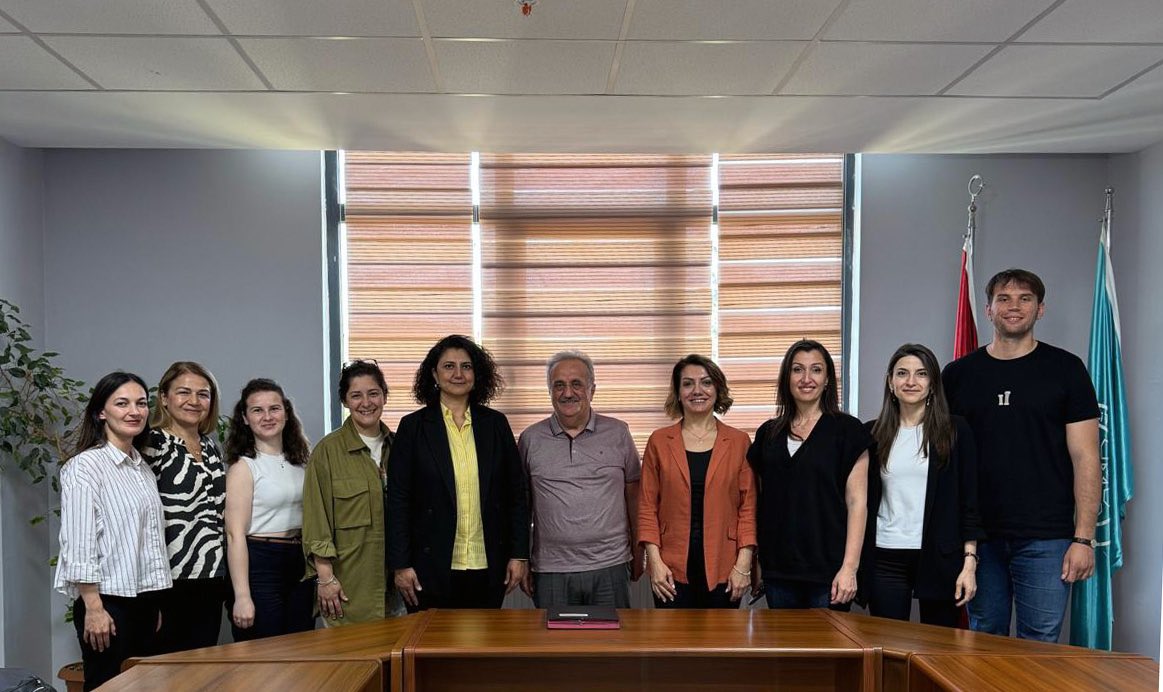 Çocuklara sağlıklı gıda kavramını oyunlarla öğretmek amacıyla 'Bostan Kaşifleri' adlı programımızı başlatıyoruz.
Özellikle gelecek nesillerin sorumlu üretim ve tüketim davranışlarını geliştirmelerini sağlamak için eğitim alanlarına büyük önem veriyoruz ve bu kapsamda her yıl