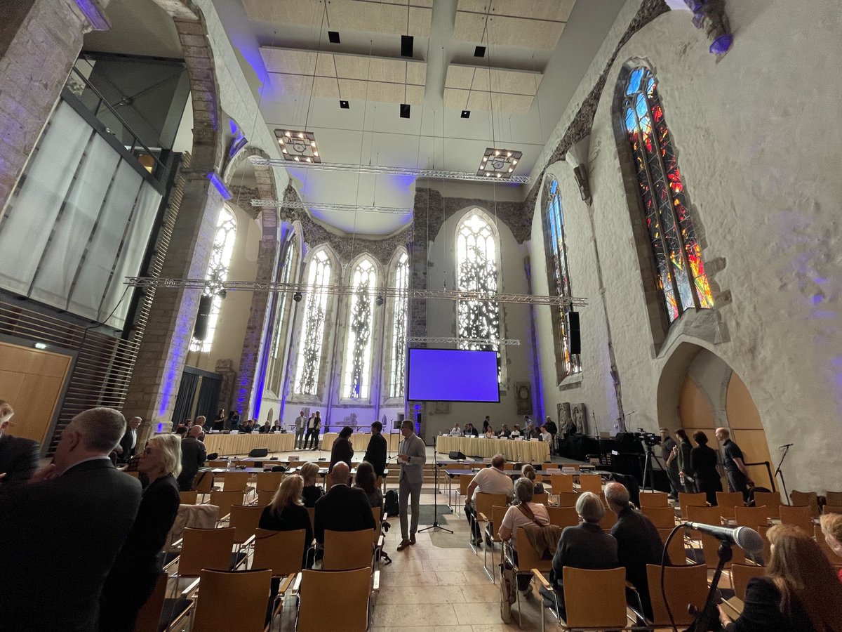 Ob Intel heute göttlichen Beistand braucht? Die Öffentliche Anhörung zum Bau der Mikrochip-Fabriken findet in der Johanniskirche Magdeburg statt. Es gibt 13 Umwelteinwände. U.a. Eine Gemeinde nördlich von MD klagt, dass Intel ihnen das Wasser abgraben würde.