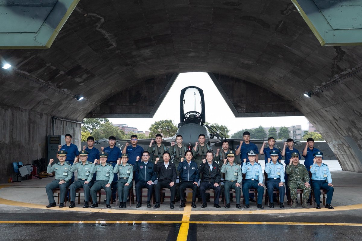 Le président @ChingteLai inspecte des avions de chasse & du personnel de l’armée de l’Air de la République de Chine (#Taiwan🇹🇼) lors d’une visite à la cinquième escadre mixte tactique le 28 mai dans le comté oriental de Hualien. 

📸PO