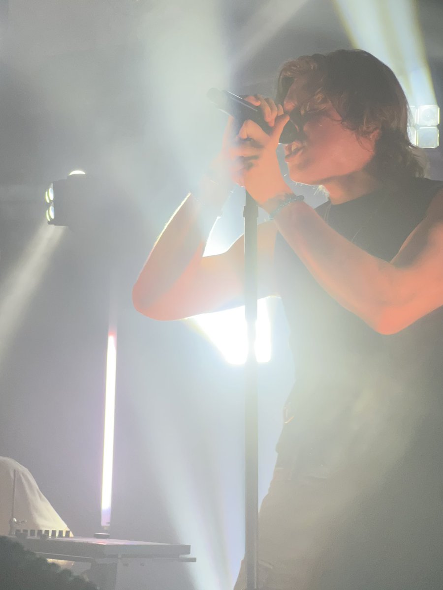 MenaceMauMau's tweet photo. My top four fave photos from the @livingston concert that I took:
#ElClubDetroit #LivingstonTour #DebutedTour #Livingston #HometownOdessy #ElClub https://t.co/41V7CcztMt