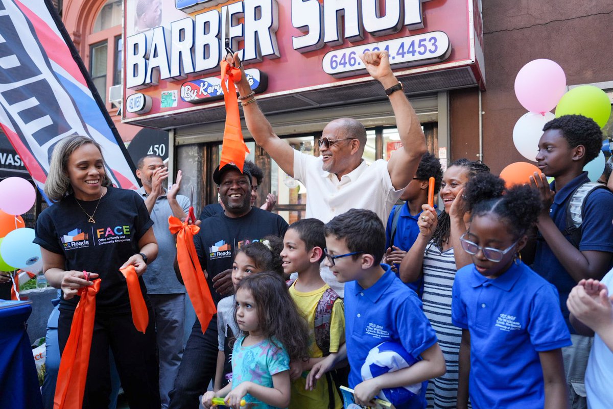 We just opened a #NYCReads Hub at Nuevo Concepto Barber Shop in Harlem!
 
Families can access reading materials so that children can read outside of school, making literacy a part of their daily lives.
 
Together, we're fostering a love for reading in your neighborhood.
