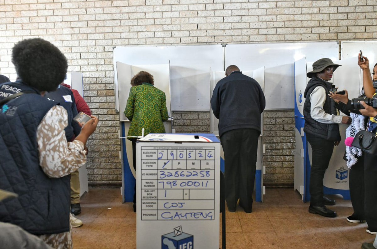 President @CyrilRamaphosa and First Lady of the Republic, Dr. Tshepo Motsepe, exercising their democratic rights by casting their votes at Hitekani Primary School in Soweto during the 2024 National Elections. #DemocracyInAction #SAElections24 #ElectionDay #IVoted