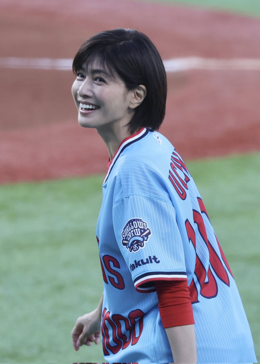 神宮球場 ヤクルトスワローズ
始球式で見事な投球を見せる  内田有紀さん   #内田有紀