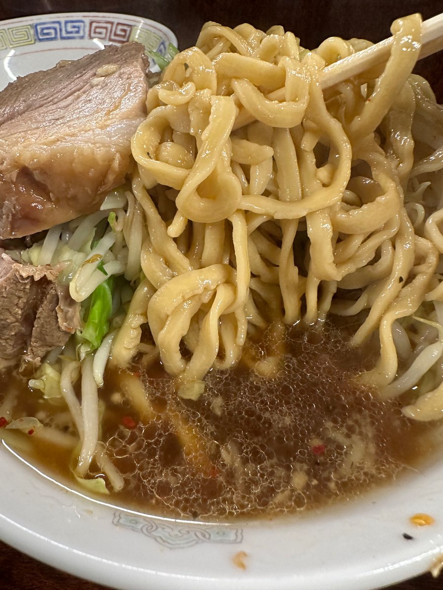 本日二郎祭り🍜
ラーメン二郎　めじろ台店
小ラーメン　生たまご2 ニンニクアブラ野菜　蓮光寺でお仕事終了！請元様にご挨拶ついでにこちら一択
ギリラスロブービー旨アブラで野菜旨し！極旨甘非乳化本日神👍
モチモチ麺旨し！豚文句なし
参りました美味すぎです！大将
助手くんごちそうさまでした😋