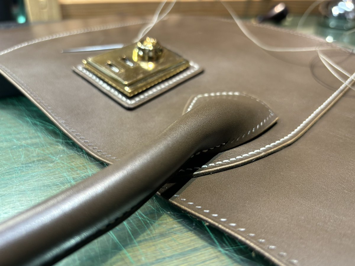 新しい形のバッグを製作中👜
仮止めピンが重宝します📍

#leathercraft #leatherbag #bagmaking #レザークラフト　#革鞄　#仮止めピン