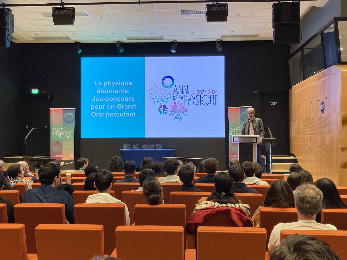 CNRS Physique (@cnrsphysique) on Twitter photo #AnnéePhysique🌠 Ce 29 mai a lieu la remise des prix des concours Grand oral Ile-de-France et Outremer ! Les lauréat•e•s reçoivent leur prix au siège du <a href="/CNRS/">CNRS 🌍</a> en présence de 4 auteurs et autrices de #ÉtonnantePhysique 👏
➡️ anneedelaphysique.cnrs.fr/espace-scolair… #AnnéePhysique🌠 Ce 29 mai a lieu la remise des prix des concours Grand oral Ile-de-France et Outremer ! Les lauréat•e•s reçoivent leur prix au siège du <a href="/CNRS/">CNRS 🌍</a> en présence de 4 auteurs et autrices de #ÉtonnantePhysique 👏
➡️ anneedelaphysique.cnrs.fr/espace-scolair…