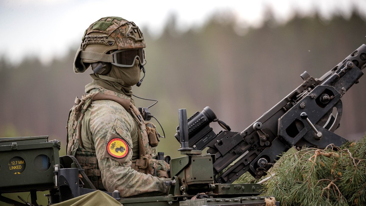Deutsches_Heer's tweet photo. Das #Heer trainiert #LVBV: Rund 1.200 Soldatinnen &amp; Soldaten aus 16 Verbänden verschiedener Länder kämpfen Seite an Seite auf dem Übungsgelände in #Pabradė. Kampfpanzer, Hubschrauber &amp; Truppe beenden mit einem multinationalen Gefecht die Übungsreihe #Quadriga24. #WeAreNATO https://t.co/XpGxRCMbbL