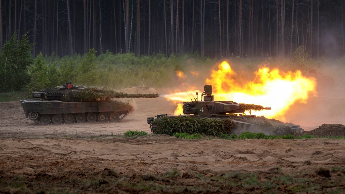 Das #Heer trainiert #LVBV: Rund 1.200 Soldatinnen & Soldaten aus 16 Verbänden verschiedener Länder kämpfen Seite an Seite auf dem Übungsgelände in #Pabradė. Kampfpanzer, Hubschrauber & Truppe beenden mit einem multinationalen Gefecht die Übungsreihe #Quadriga24. #WeAreNATO