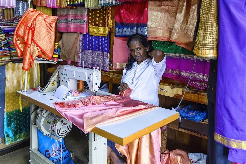 Labour & human rights organisations urged Sri Lanka's government to “immediately halt” labour law reforms, as they allege the proposals could turn the country's garment factories into the “worst forms of sweatshop labour'. #labourlaw #Srilanka #JSDaily buff.ly/3ViXfwv