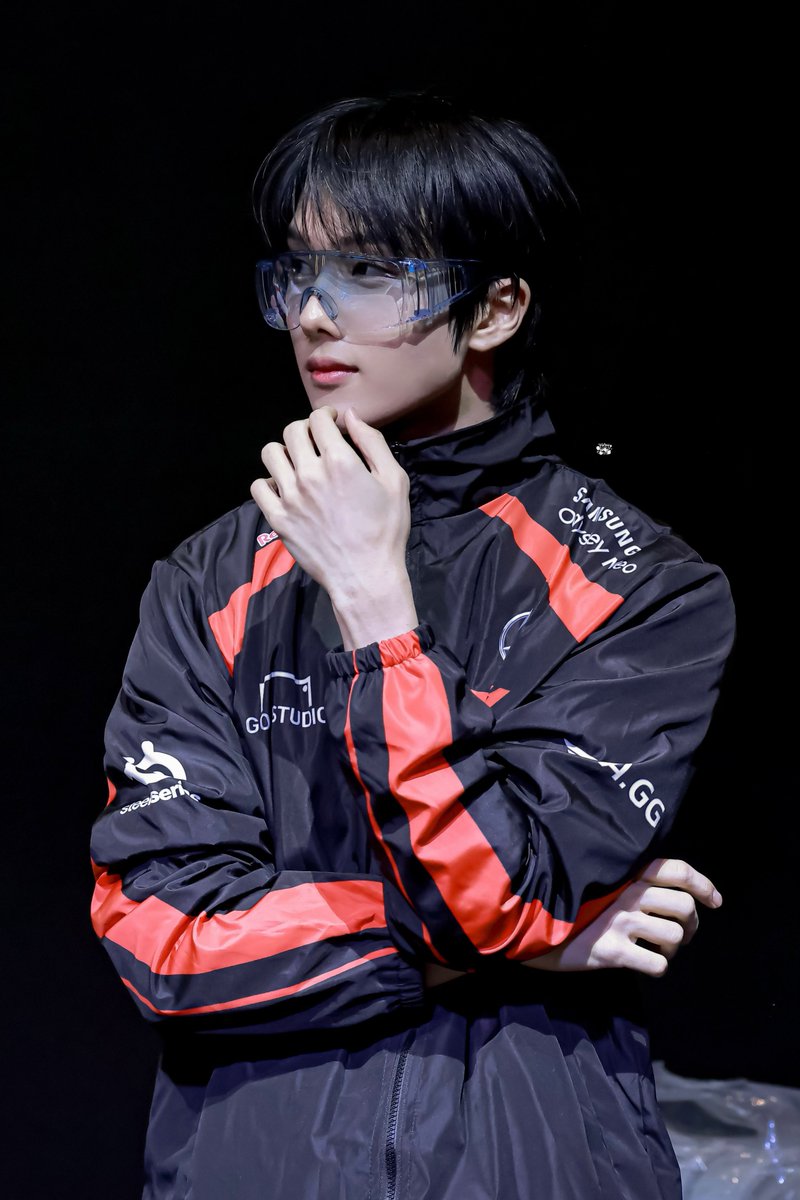 jisung is wearing league of legends T1 2024 uniform jacket!