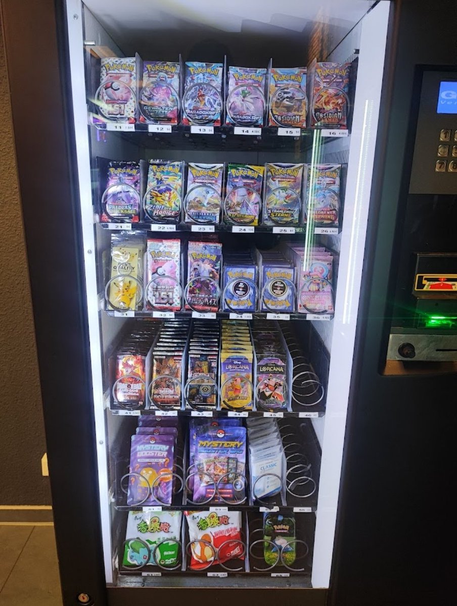 Hier in Oberhausen gibt es nun den 'Pokemat'! Ein Automat nur für Sammelkarten. Ist angeblich der erste seiner Art hier in Deutschland