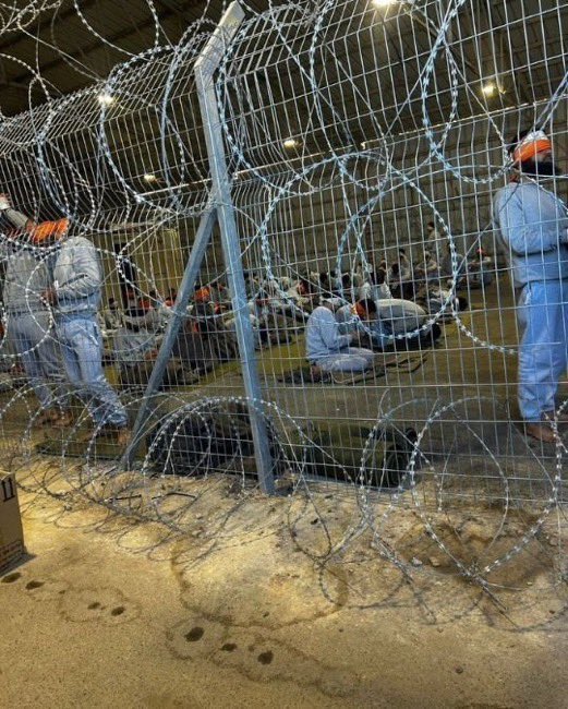 ⭕ Des images de Palestiniens capturés par des soldats israéliens dans une cage ont été divulguées sur les réseaux sociaux.