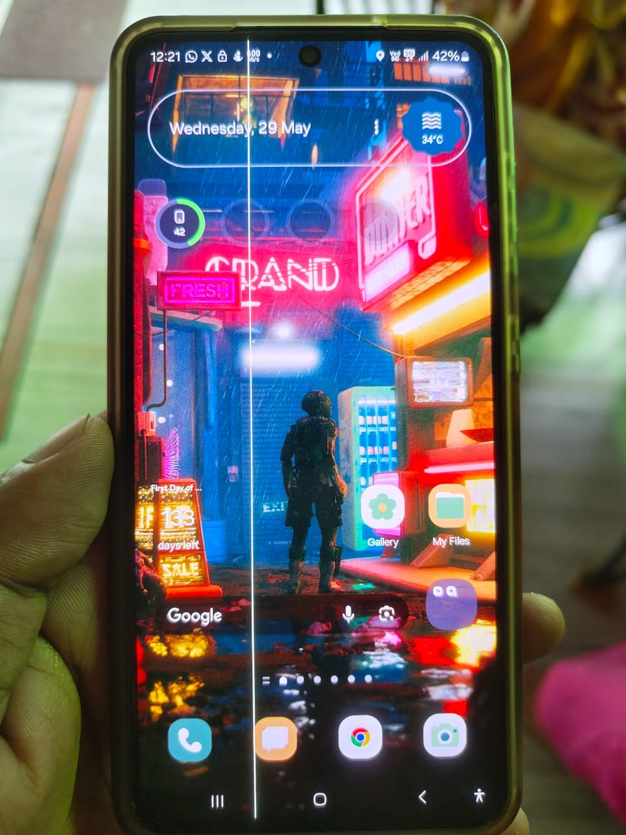 AnKanRMaiti's tweet image. Ugh!  My 1.5 yr old S21 FE got a vertical yellow line after the automatic One UI 6.1 update!  This is so frustrating, especially after my M51 got screen burn-in.  I love Samsung, but this is breaking the bank! #SamsungFixOurScreens #SoftwareUpdateFail #NotMyFault