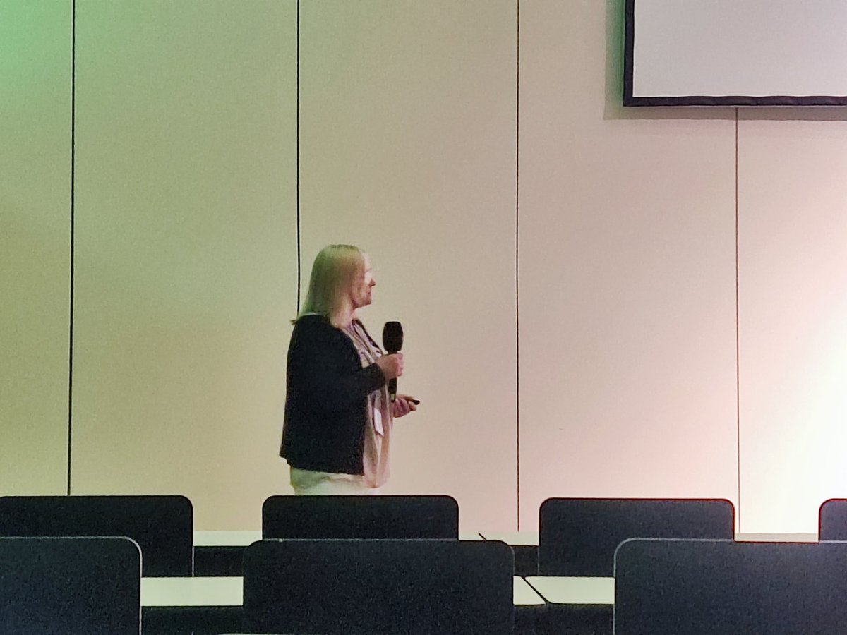 tree_amores's tweet photo. Interesting presentation by @Fiafossil on malformations of spores-pollen and large igneous provinces. Too bad the organisation had to cut it short! https://t.co/SOUEUA592C