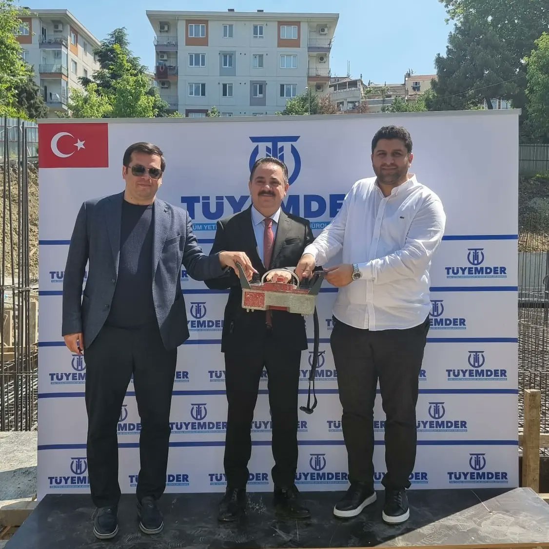 TUYEMDER's tweet photo. TÜYEMDER Anaokulu projemizde, Bayrampaşa Kaymakamımız Sn. Dr. Soner Şenel ve Derneğimizin Yönetim Kurulunun katılımları ile temel betonu dökülmektedir.
Hayırlı olmasını dileriz.
Bir kez daha tüm bağışçılarımıza çok teşekkür ederiz. https://t.co/4urvIhZFns