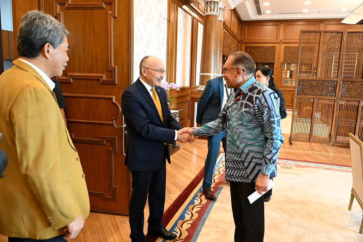 Hari ini saya menerima Kunjungan Hormat dari Ketua Jabatan Dasar Luar Negeri kepada Presiden Kyrgyzstan, Muratbek Azymbakiev. Pertemuan itu antara lain membincangkan hala tuju kerjasama dalam pendidikan, di mana kedua-dua pihak bersetuju untuk mengukuhkan lagi usahama ini,