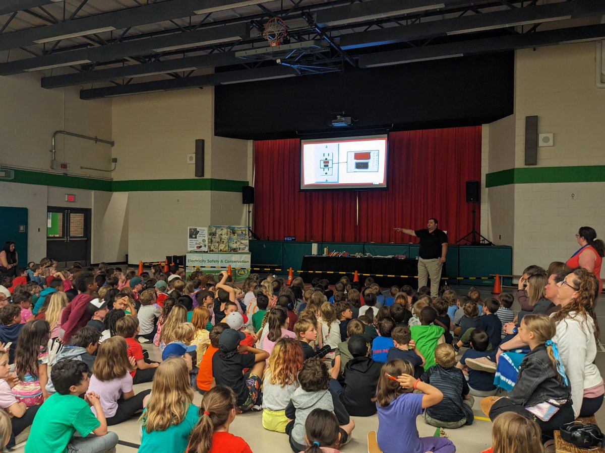 Yesterday, Ryan and @NBHydro had an electrifying day with @AlliancePublic and @NearNorthDSB! Hands were in the air and eyes were wide as they taught students about electrical safety through stories and experiments. ⚡️ #ElectricalSafety #Education