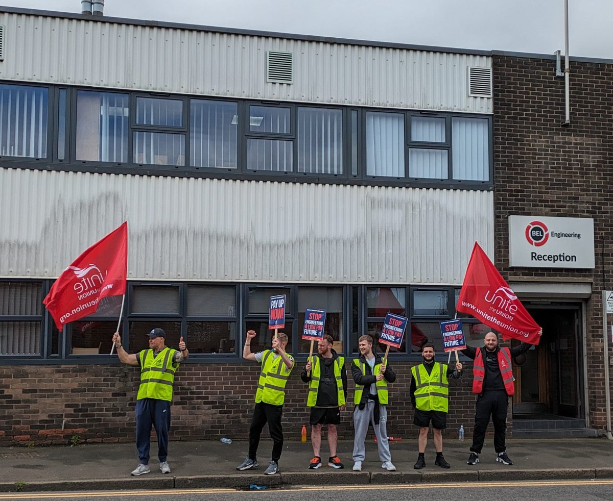 We send our support to UNITE members on strike today at BEL Engineering in Byker, who are taking action in support of a decent pay rise. The support that they got from passing traffic was incredibly encouraging, and we wish them success in their dispute.
@UniteNEYH @unitetheunion