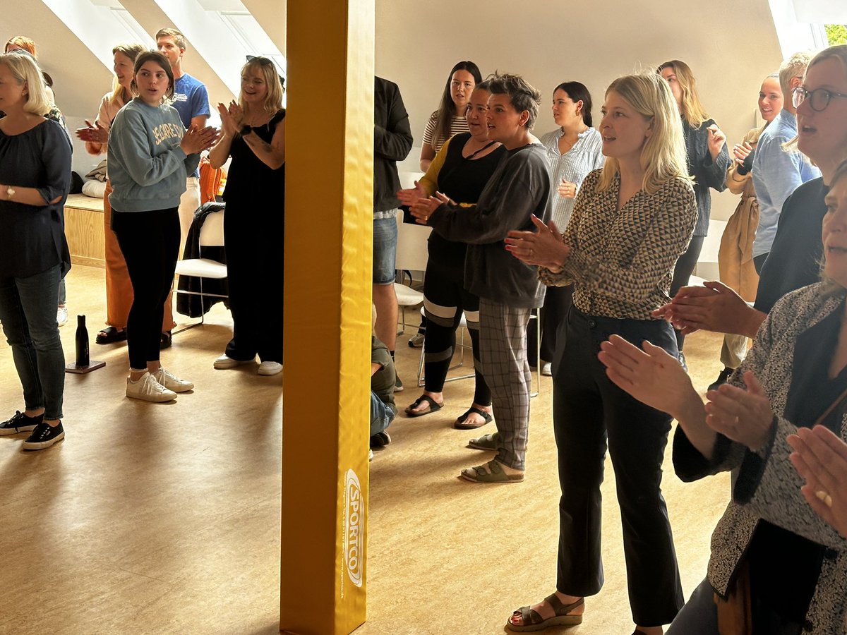 Pædagoguddannelse i Holbæk er en vigtig sag📢‼️

Med sangmakker, Dorte på klaver og uddannelseslederen på guitar, har vi sunget så taget lettede og det kunne høres i hele kommunen🎶🎵🎸<a href="/PHabsalon/">Professionshøjskolen Absalon</a> <a href="/Holbkom/">Holbæk Kommune</a> 

Tak for besøget <a href="/CKrzyrosiak/">Christina Krzyrosiak Hansen</a>