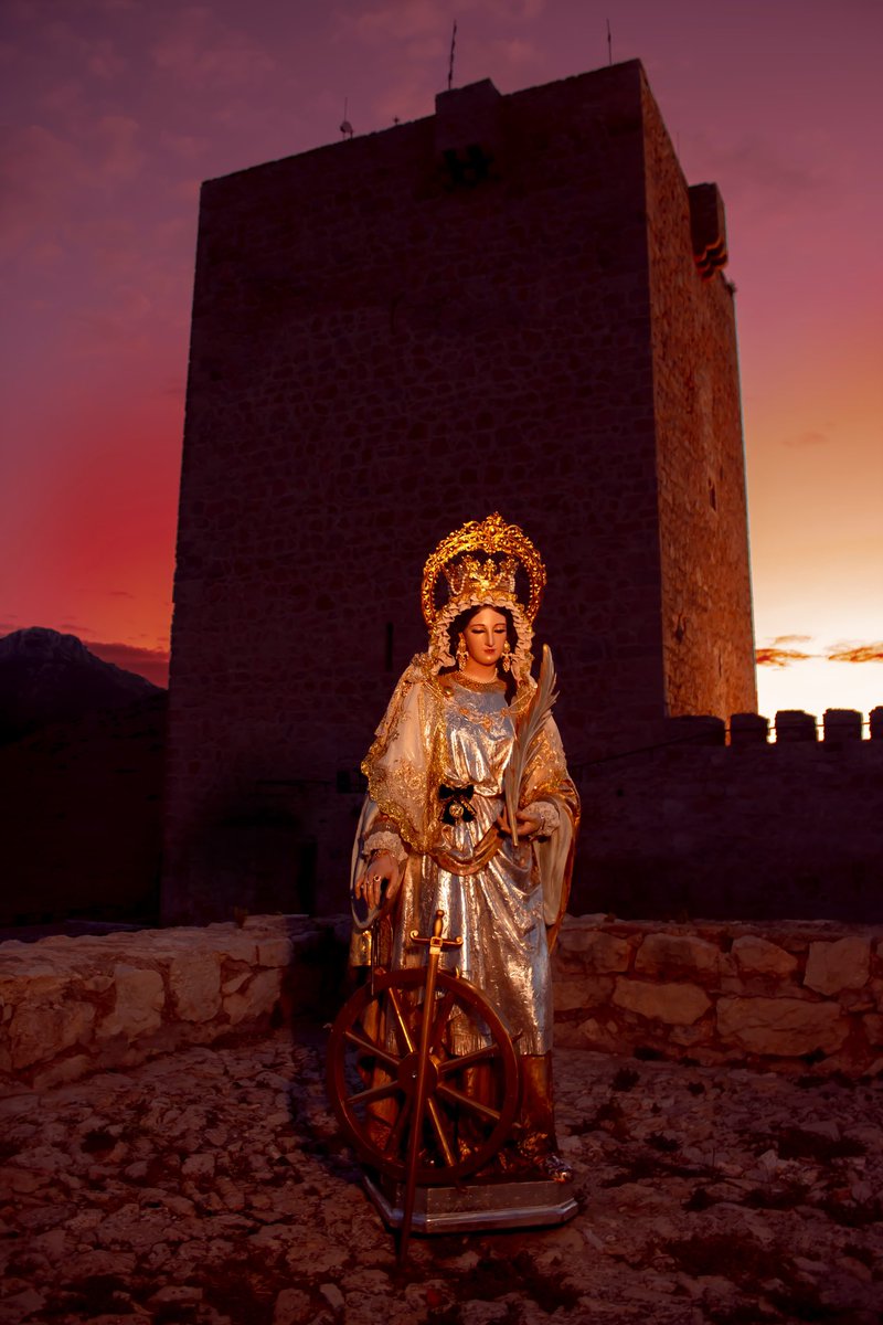 Bendita seas, por entregarnos las llaves de esta ciudad. Porque hoy somos lo que somos por ti. Por ello Jaén te proclamó PATRONA, ABOGADA E HIJA ADOPTIVA y te dio una capilla en su castillo. Por hoy y por siempre ¡viva la devoción más antigua de Jaén!