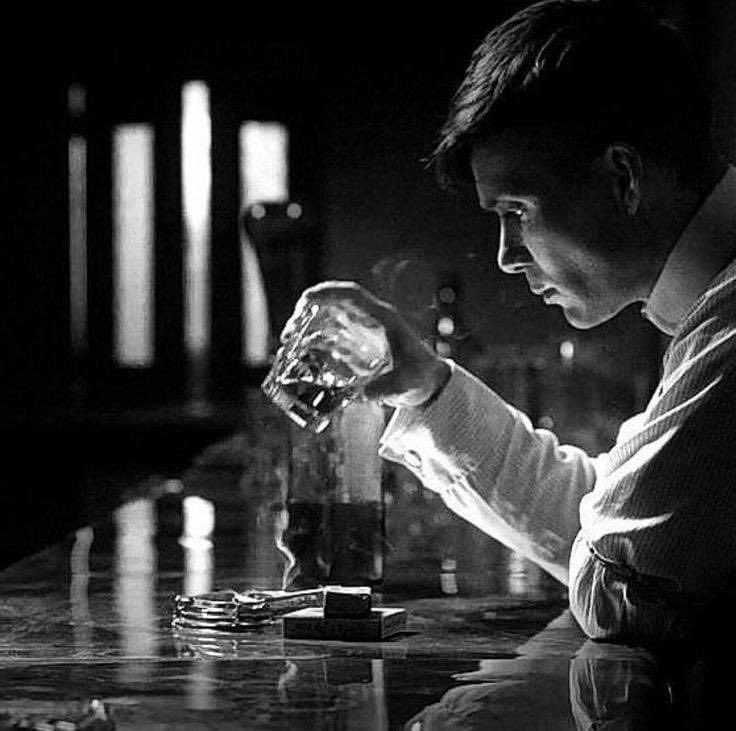 سأصنع لكم نهايـة جميلة ثم سأرحل هذا وعد مني
فقد أقترب الفراق بيني وبينكم  فما عدت أطيق الكتابة وحبر قلمي إنتهت صلاحيته أظن انها النهاية يا رفاق
#يوميات_كاتب