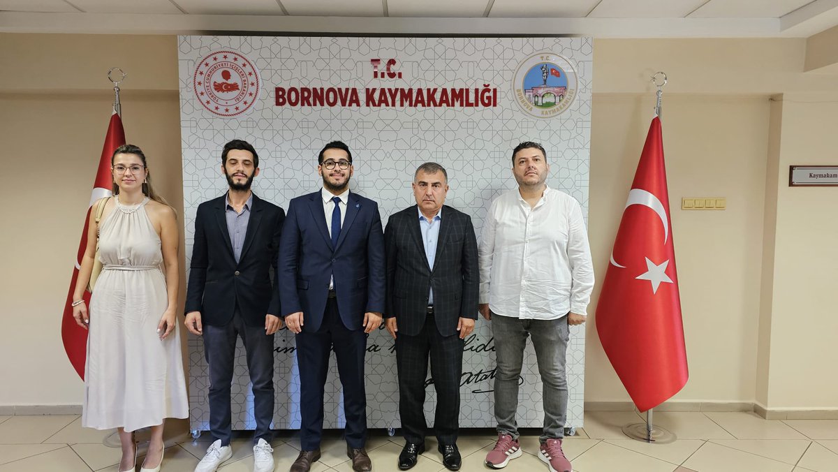 Bornova Kaymakamı Sayın Muzaffer Şahiner’i makamında ziyaret ettik. Misafir perverlikleri dolayısıyla kendilerine teşekkür ederiz.

#bornova #bornovadeva #devapartisi #alibabacan <a href="/ssedakayaosen/">Seda Kâya Ösen</a> @mesut_demir35