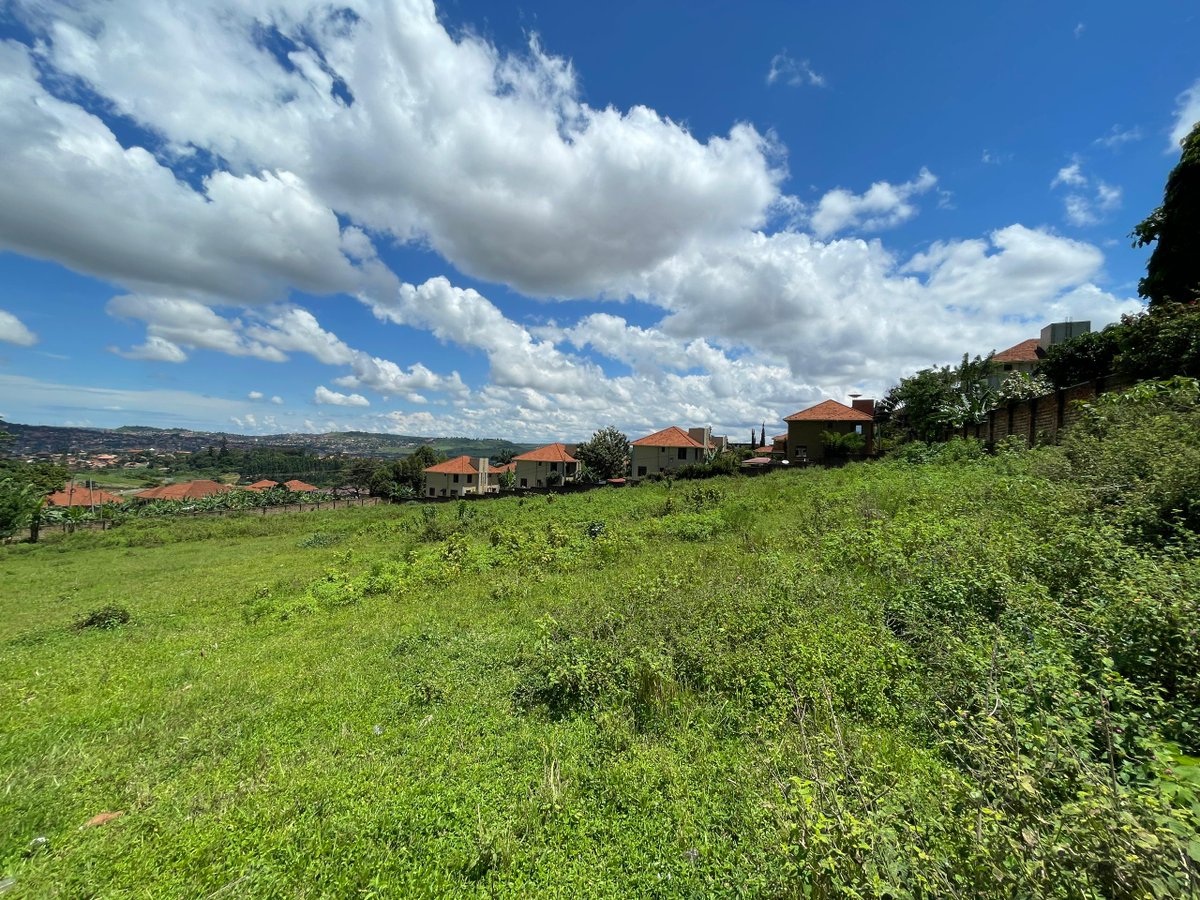 knightfrankug's tweet image. #BookAViewing of these 2 acres for sale in the prime neighbourhood of Lubowa. The vacant land carries a square shape measuring 2.0 acres and comes with a panoramic view of Lubowa &amp;amp; its environs.

For details, please visit bit.ly/4bXVJFS or call us on +256 752 741 391