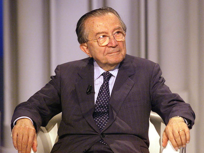 La lezione di Andreotti sull’astensionismo: il non voto è il colpo di grazia per la democrazia liberale.

29/05/2024
di Cesare Sacchetti

Il suo acume era in grado di andare al cuore delle questioni. La sua ironia, graffiante, faceva emergere quelle verità scomode che provocavano