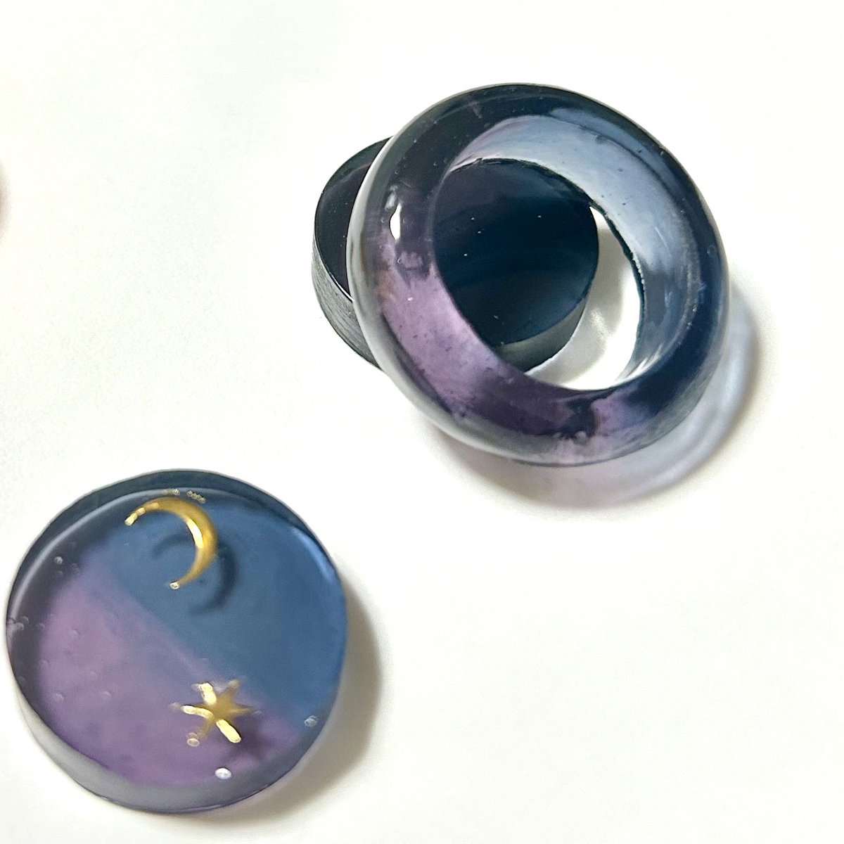 今日のレジン💫 紫と青のバイカラーで指輪を。 余りで丸い何かを🤣 指輪はいい感じに型抜き(？)まで出来たのですが研磨が甘くコーティングもやり方が分からずむらがすごいです！！ あとエンボスヒーターは必須だな、と思いました。ドライヤーじゃダメだった😇