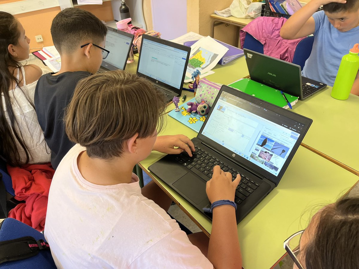 ¡Entramos en la recta final de nuestro proyecto <a href="/eTwinning_es/">eTwinning España</a>!

Comenzamos las presentaciones finales con nuestras investigaciones sobre la variante del Camino De Santiago de cada grupo 💻

Muy pronto estarán disponibles

<a href="/eTwinningEurope/">eTwinningEurope</a> <a href="/eTwinning_CyL/">eTwinning Castilla y León</a> <a href="/CFIE_Segovia/">CFIE de Segovia</a> <a href="/alyugueros/">Álvaro Yugueros</a>