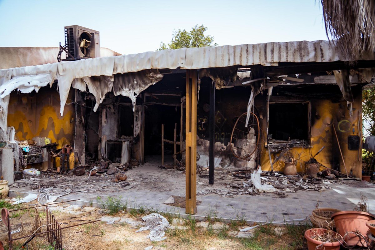 NikkiHaley's tweet image. Israel did not start this war — Hamas did. Families in southern Israel woke on October 7, as 3,000 Hamas fighters brutalized Israelis. Thousands of Palestinian civilians followed joining in the destruction, looting, and violence. 

On a Jewish day of prayer, savages burned their…