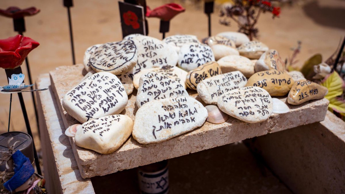 NikkiHaley's tweet image. Israel did not start this war — Hamas did. Families in southern Israel woke on October 7, as 3,000 Hamas fighters brutalized Israelis. Thousands of Palestinian civilians followed joining in the destruction, looting, and violence. 

On a Jewish day of prayer, savages burned their…