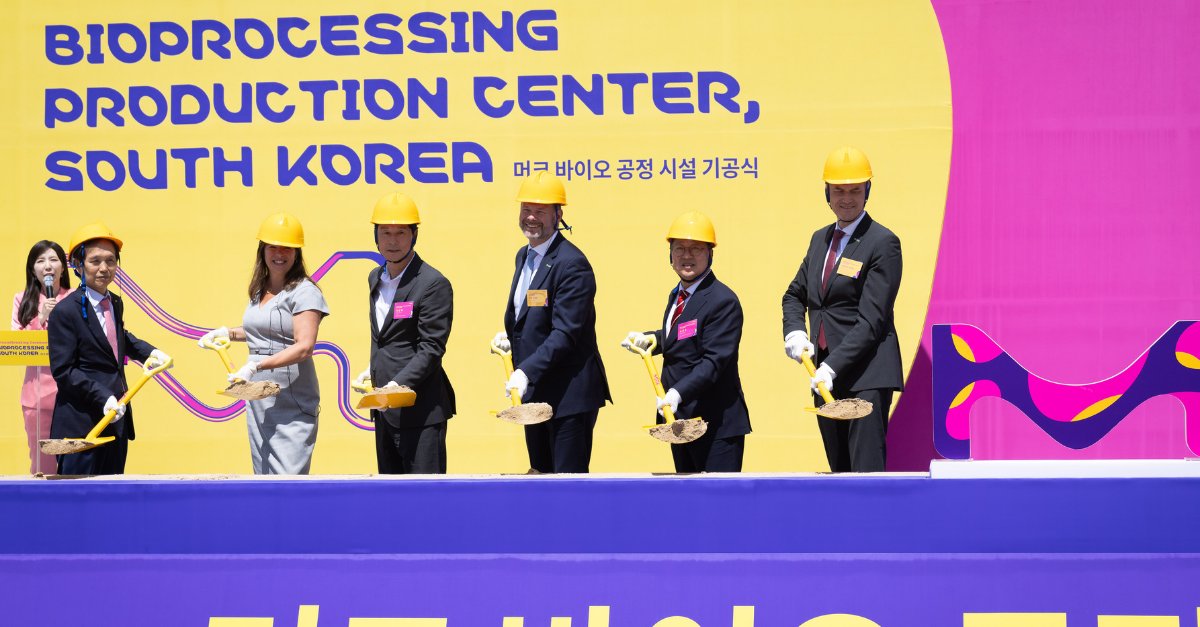 Breaking ground in Daejeon, Korea! Today, CEO Matthias Heinzel and others celebrated the start of our €300M Bioprocessing Production Center. It will boost the biotech & pharma industry by producing biologics, supporting global demand for critical drugs. 
ms.spr.ly/6010Y9Z10