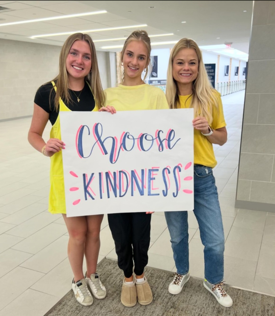 Walnut Grove High dressed in yellow to be a light to peers struggling on campus! Thanks for shining bright, @wghs_hopesquad 🌟🌟🌟 

 #hopesquad  #peertopeersupport #mentalhealth #mentalhealthawareness #suicideprevention #suicidepreventionawareness #knowthesigns #breakthestigma