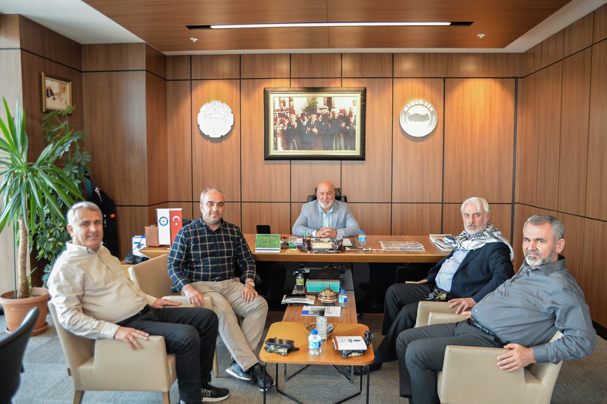 Bem-Bir-Sen Genel Başkan Yardımcılarımız Hanefi Sinan, Ercan Olgun, Sedat Bika ve Ahmet Temel Sendika Genel Merkezimizi ziyaret etti. Nazik ziyaretleri için kendilerine teşekkür ediyor, sendikal çalışmalarında kolaylıklar diliyorum.