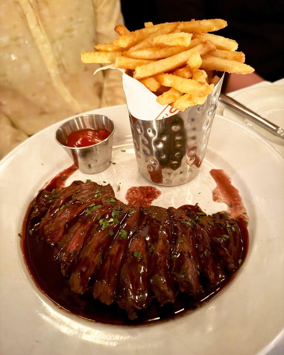 Our @mannysbistrony Onglet Bordelaise! Juicy, tender hanger steak with a delicious red wine sauce & crispy fries… 👍 Bon appetit! #mannysbistro #mannysbistrony #newyorkcity #steak #steaks #frites #bordelaise #nyc #frenchfood #frenchcuisine #nomnom #nomnomnom #upperwestside