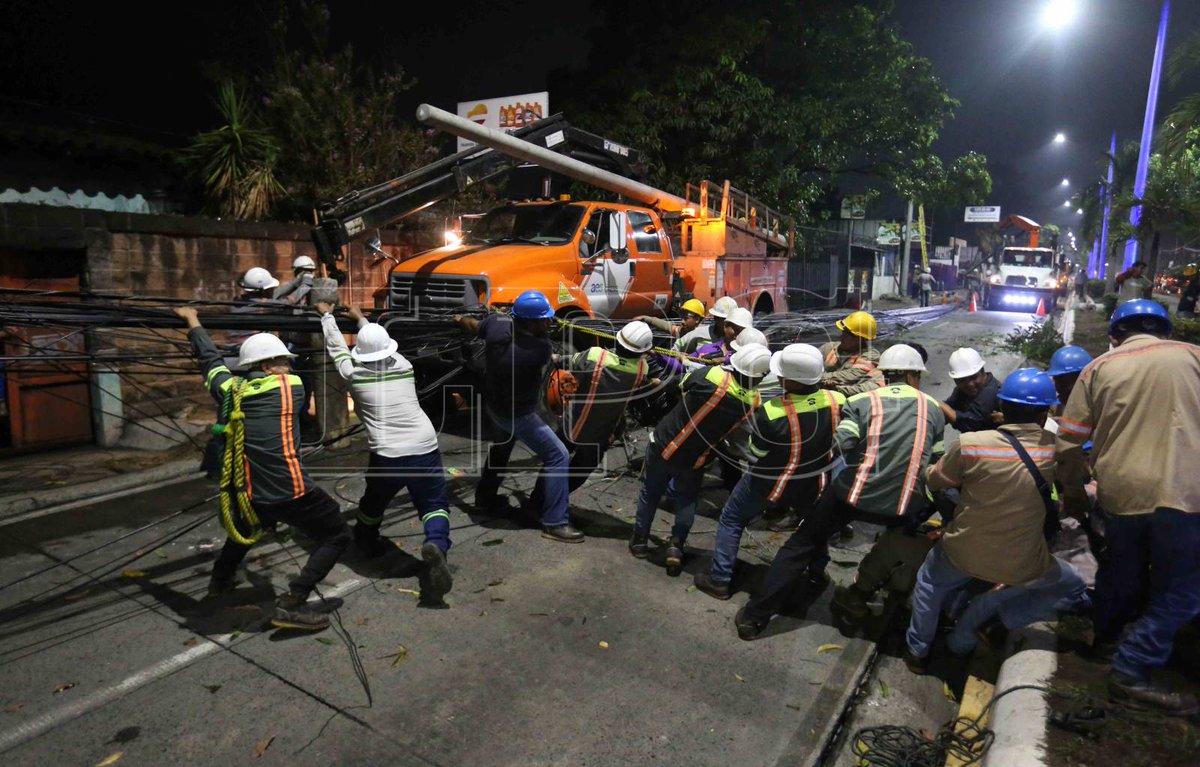 Un árbol de gran tamaño cayó ayer y derribó tres postes de suministro energético y dos de telefonía en el km 12 ½ de la Troncal del Norte, en Apopa. Durante la madrugada se habilitó el carril de norte a sur para doble circulación vehicular. Fotos LPG/F. Alemán #TraficoSV