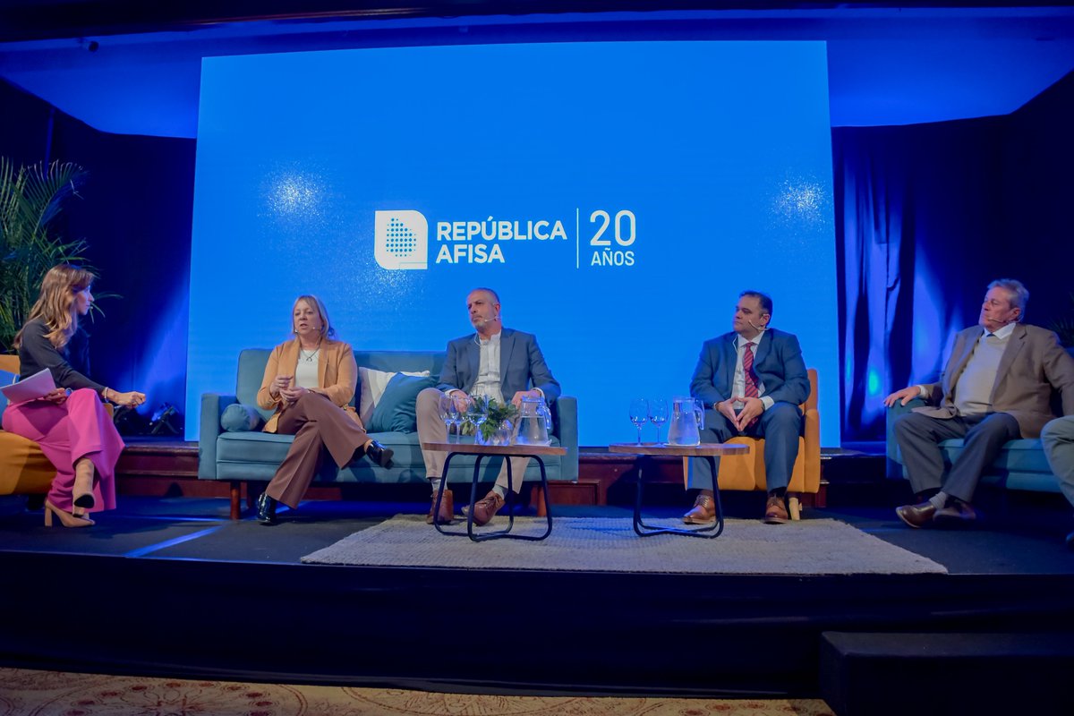 En el marco del 20° Aniversario de República AFISA, la presidenta de UTE Silvia Emaldi participó junto a otras autoridades del "Panel Fideicomisos". Expuso sobre esta herramienta aplicada, entre otras, a la realización de obras de Electrificación Rural y del Parque Eólico Pampa.