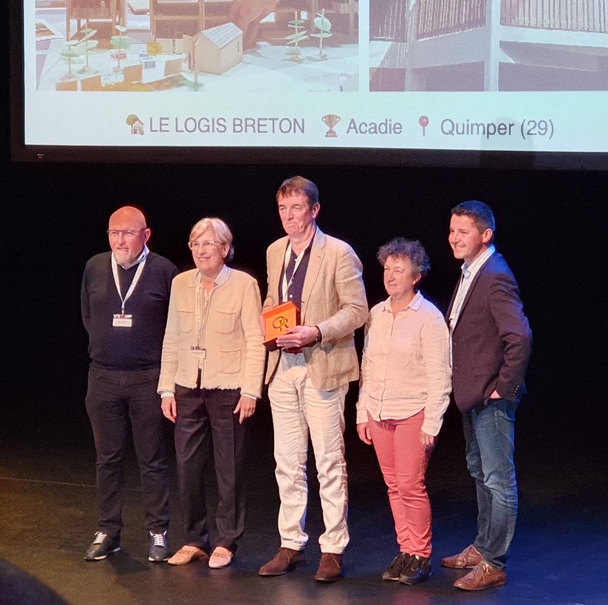 🏆 Le trophée Originalité des Usages est attribué au Logis Breton pour leur opération Acadie à #Quimper 🎨 Ce projet d'habitat participatif pousse très loin l'implication des habitants qui ont défini jusqu'à une façade en patchwork. Architecte : TRISTAN LA PRAIRIE ARCHITECTE